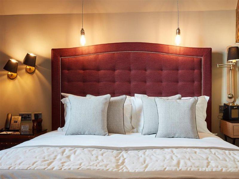 Oddfellows On The Park Чедл Экстерьер фото A bed with a headboard
