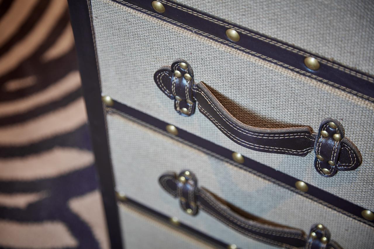 Oddfellows On The Park Чедл Экстерьер фото A leather handle on a piece of furniture