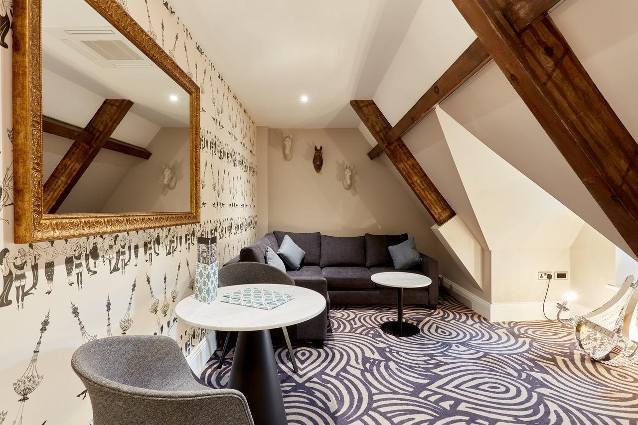 Oddfellows On The Park Чедл Экстерьер фото The interior of a suite at the hotel