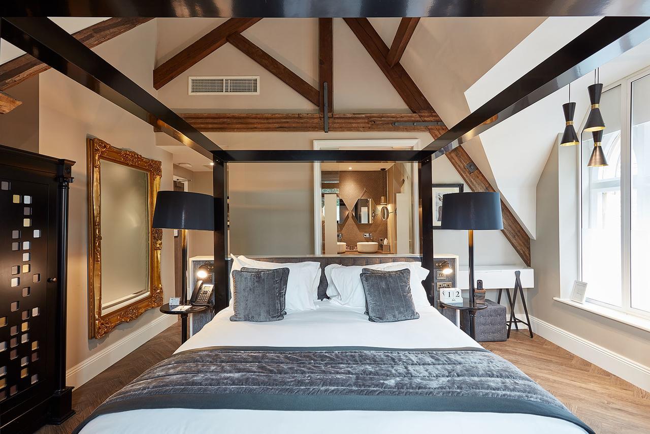 Oddfellows On The Park Чедл Экстерьер фото A bedroom at the hotel